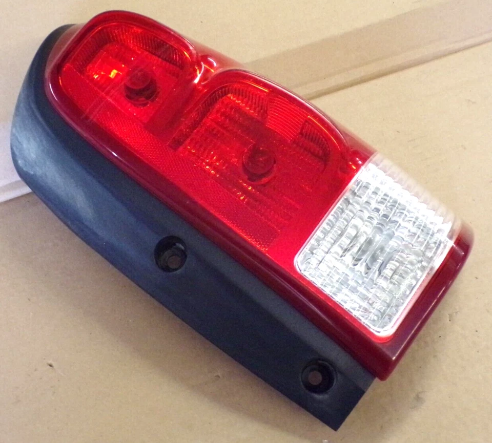 Luz trasera Saturn Relay 2005 (pasajero) Uplander Montana Foto 2 de 3