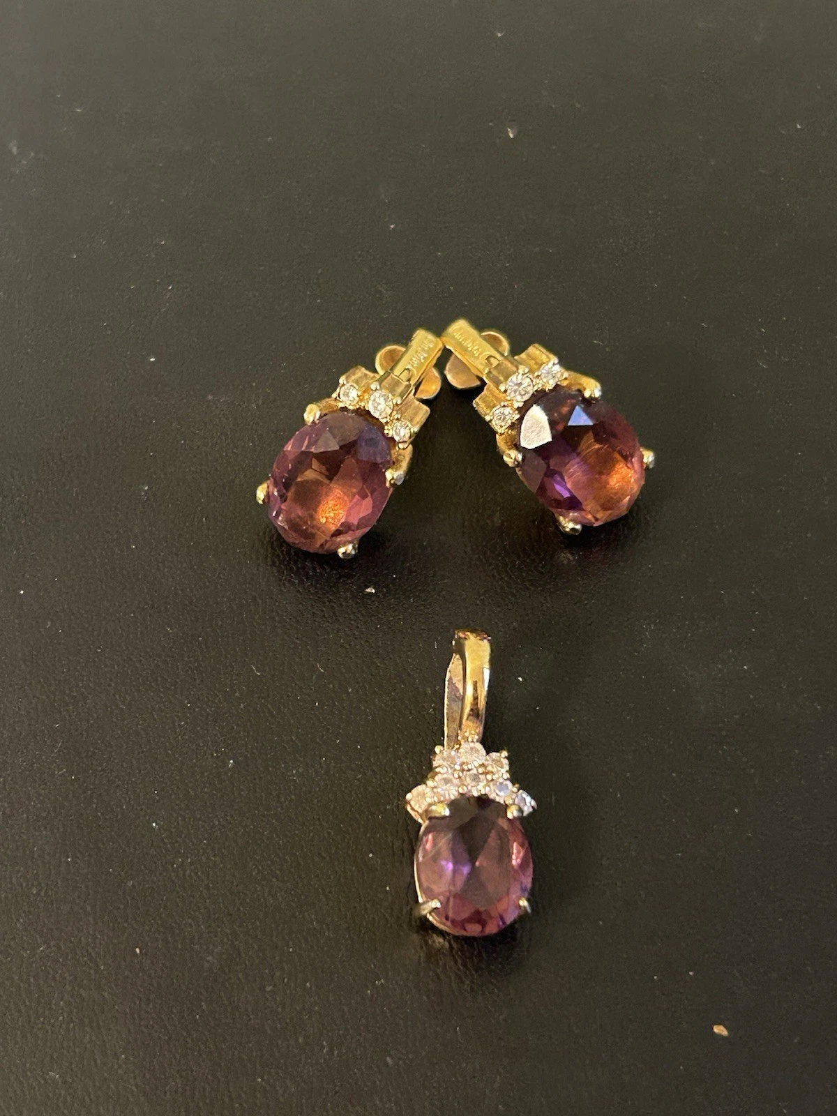 Boucles d'oreilles clips vintage Christian Dior cristal et strass et pendentif. Lire