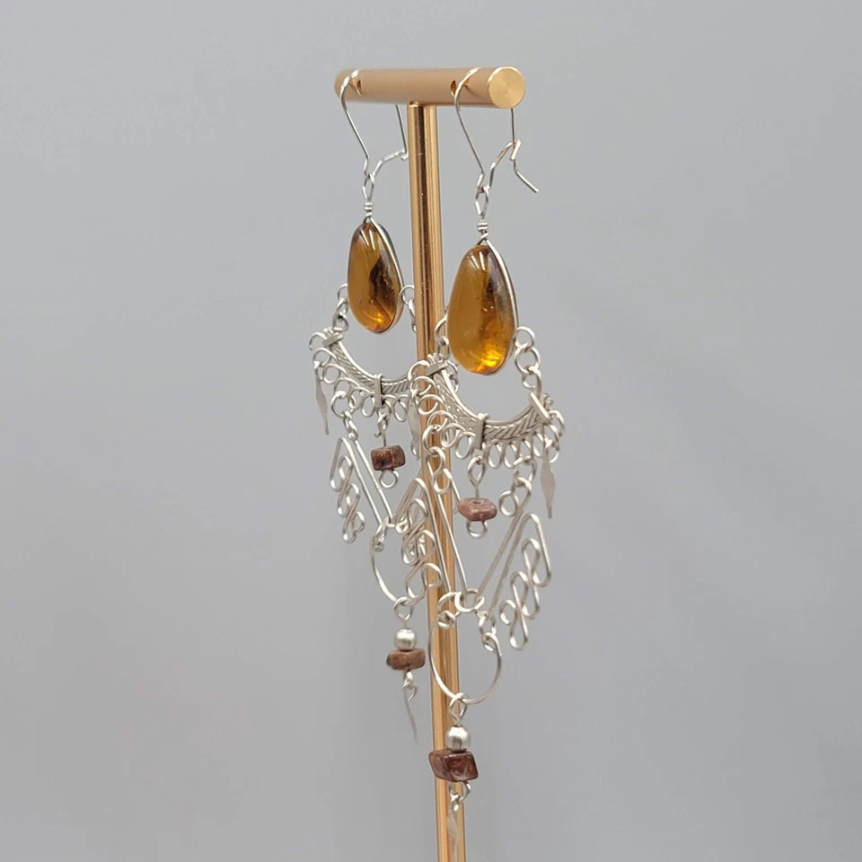 Brincos perfurados de vidro marrom lustre boêmio tom prata pendurado 3,25" - Imagem 4 de 4