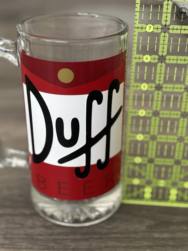 Taza de cerveza Duff personalizada | Cristalería hecha a mano inspirada en Los Simpson | Regalo de cultura pop Foto 3 de 3