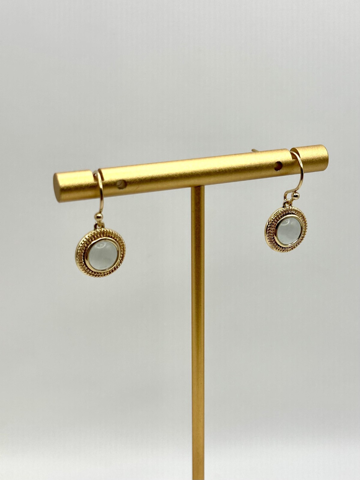 Boucles d'oreilles rondes dorées à pendantes et pierre naturelle pour femme
