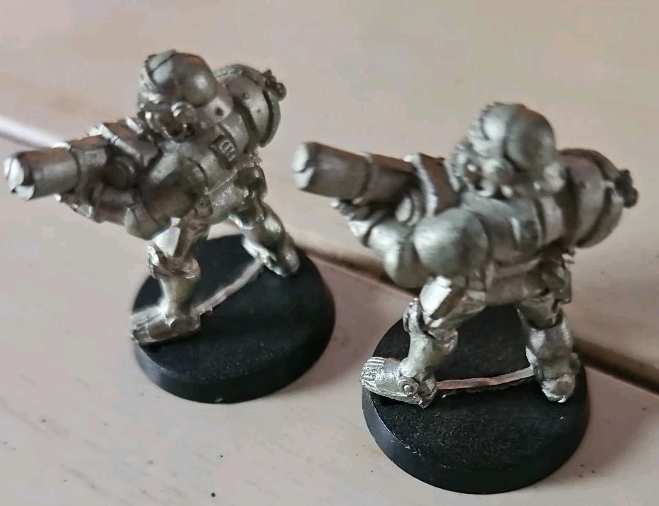 2 Piece Warhammer 40k Necromunda -Adeptus Arbites Enforcer Grenade Launcher 1992 - Image 4 of 4