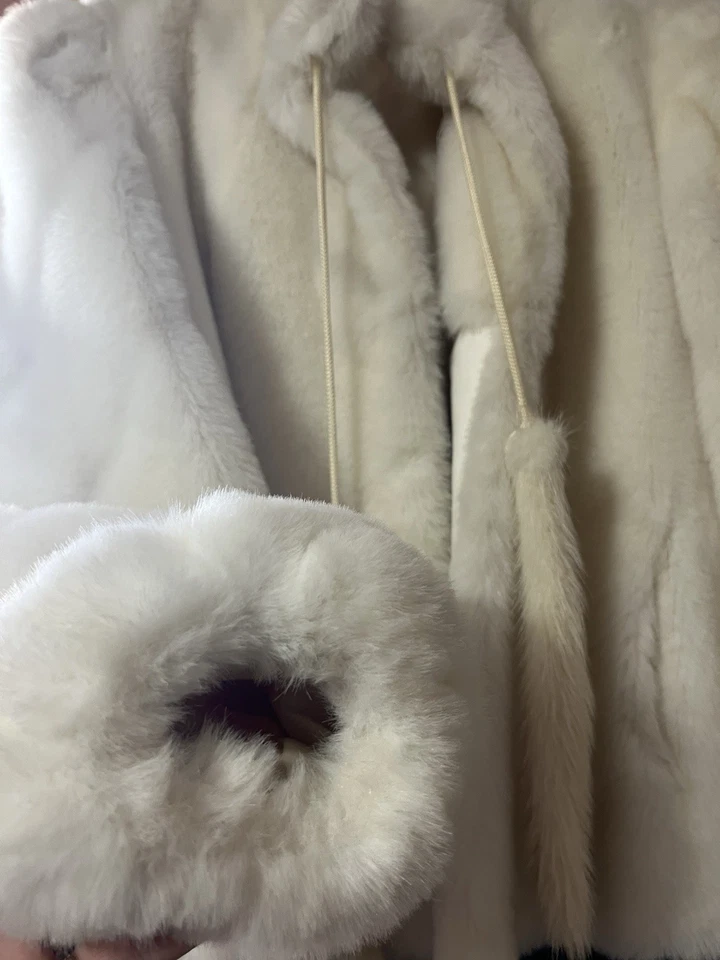 Vintage Faux Fur Grandella II Sportowne USA Size 8 White Women’s Coat 1960’s - Image 3 of 4