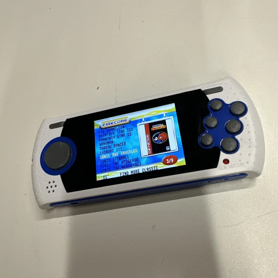 Jugador de juegos portátil SEGA Genesis Ultimate con 80 juegos integrados de AtGames Foto 3 de 4