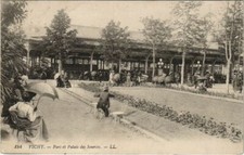 Old postcard Vichy Parc et Palais des Sources (1156873)