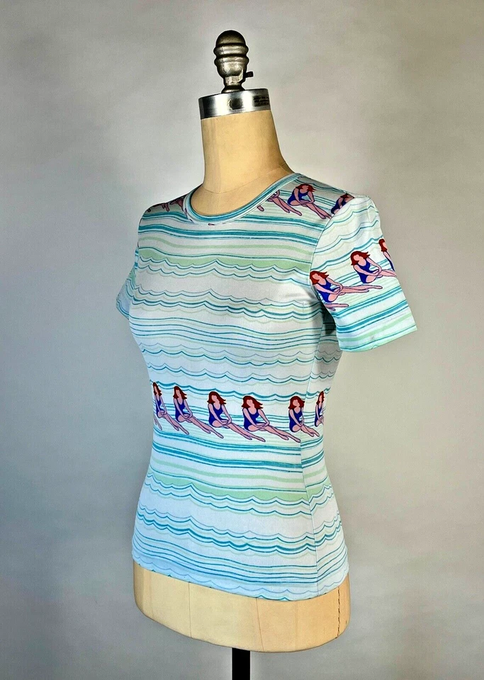 Vintage Años 70 GRÁFICO Traje De Baño Azul Claro Belleza Y Ondas Estampado Camiseta Camiseta Foto 2 de 4