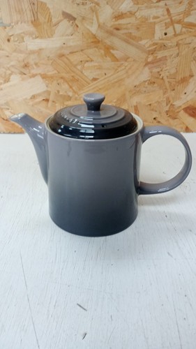 Le Creuset Grand Teapot, Enamelled stoneware, 1.3 litres, Serves 4 cups - Flint - Picture 9 of 15