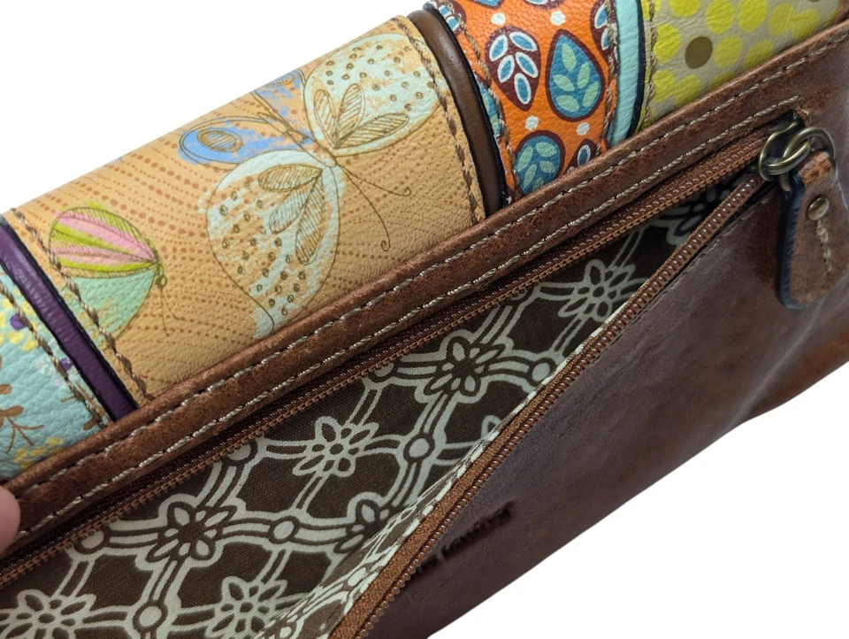 Cartera sin asas Fossil Talita con solapa marrón cuero genuino floral borde mariposa Foto 3 de 4