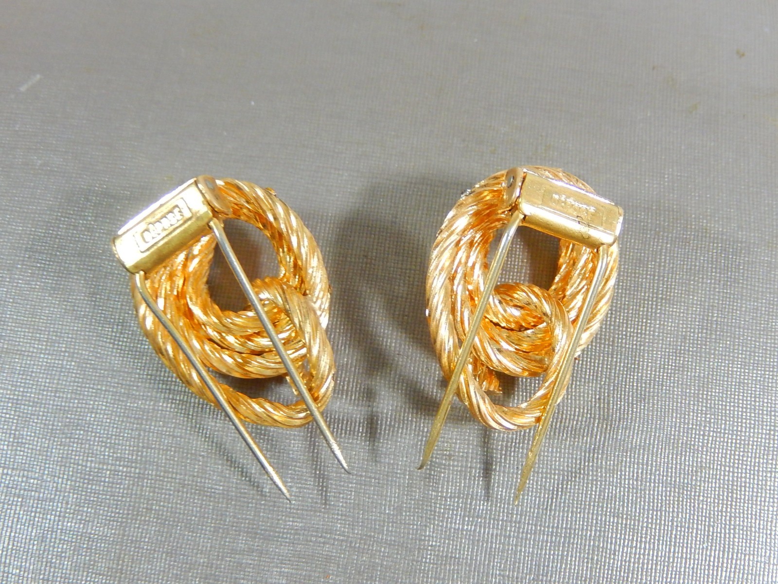 VINTAGE DEPOSE ROGER JEAN-PIERRE FRENCH RHINESTONE PAIR KNOT FUR PINS CLIPS