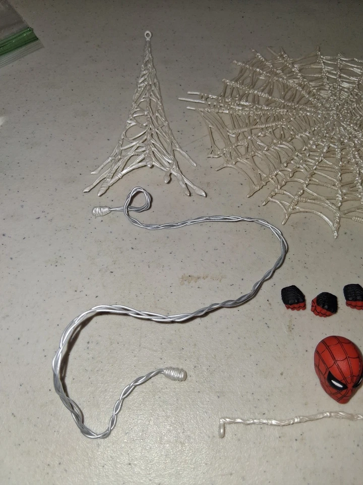 Boneco de ação coletivo Mezco Toyz Amazing Spider-Man peças cabeças mãos teias - Imagem 4 de 4