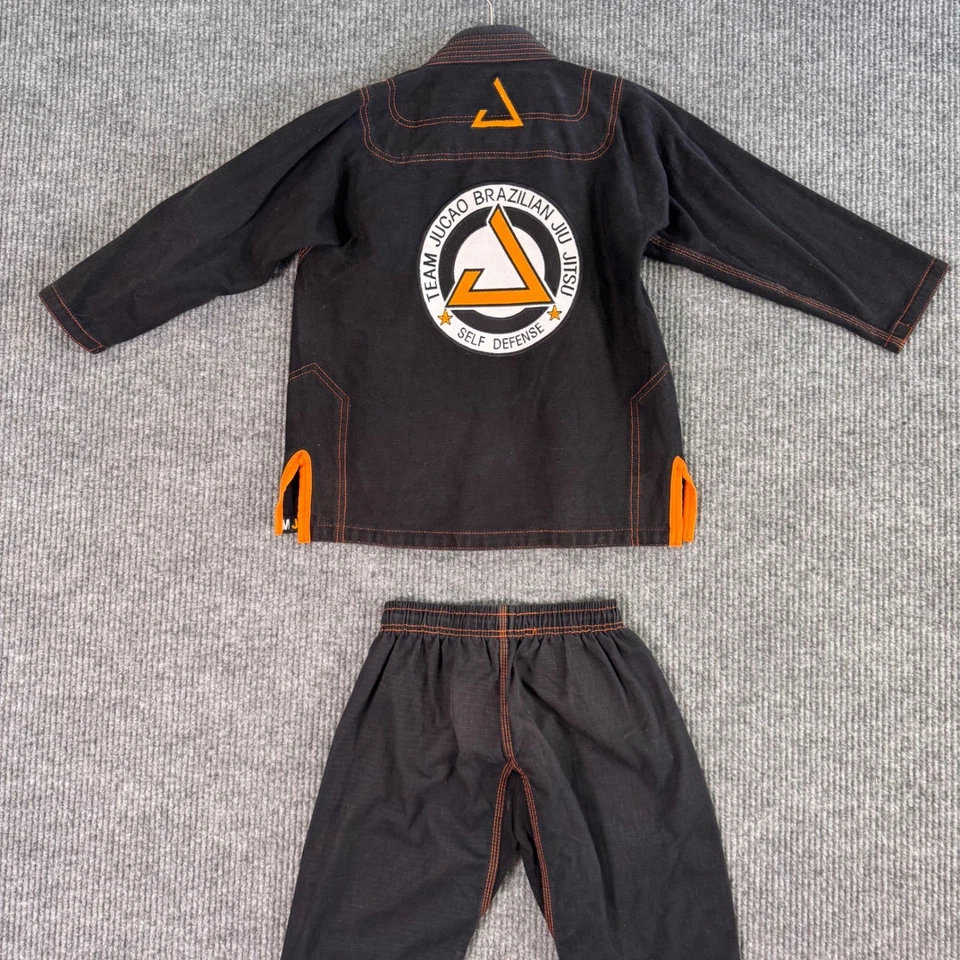 Team Jucao BJJ Gi Youth C-1 Preto Laranja Brazilian Jiu Jitsu Uniforme Arte Marcial - Imagem 3 de 4