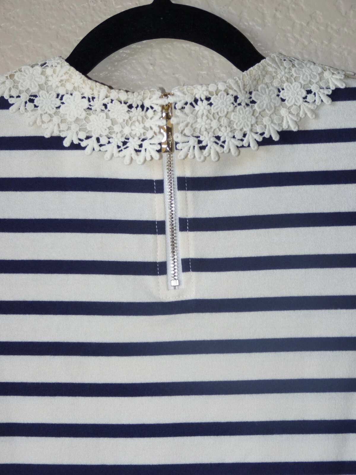 T shirt Kate Spade New York con colletto in pizzo a righe xxs