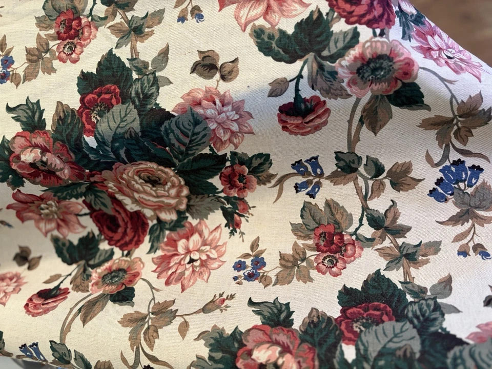 Tela Waverly Schumacher Peace Roses algodón pulido en rollo Foto 2 de 4
