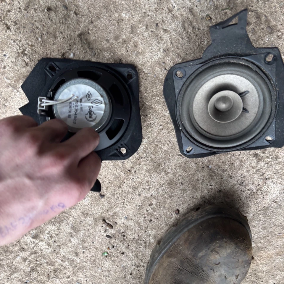 Renault Kangoo Front Dash Speaker Covers L/R - Image 2 of 3