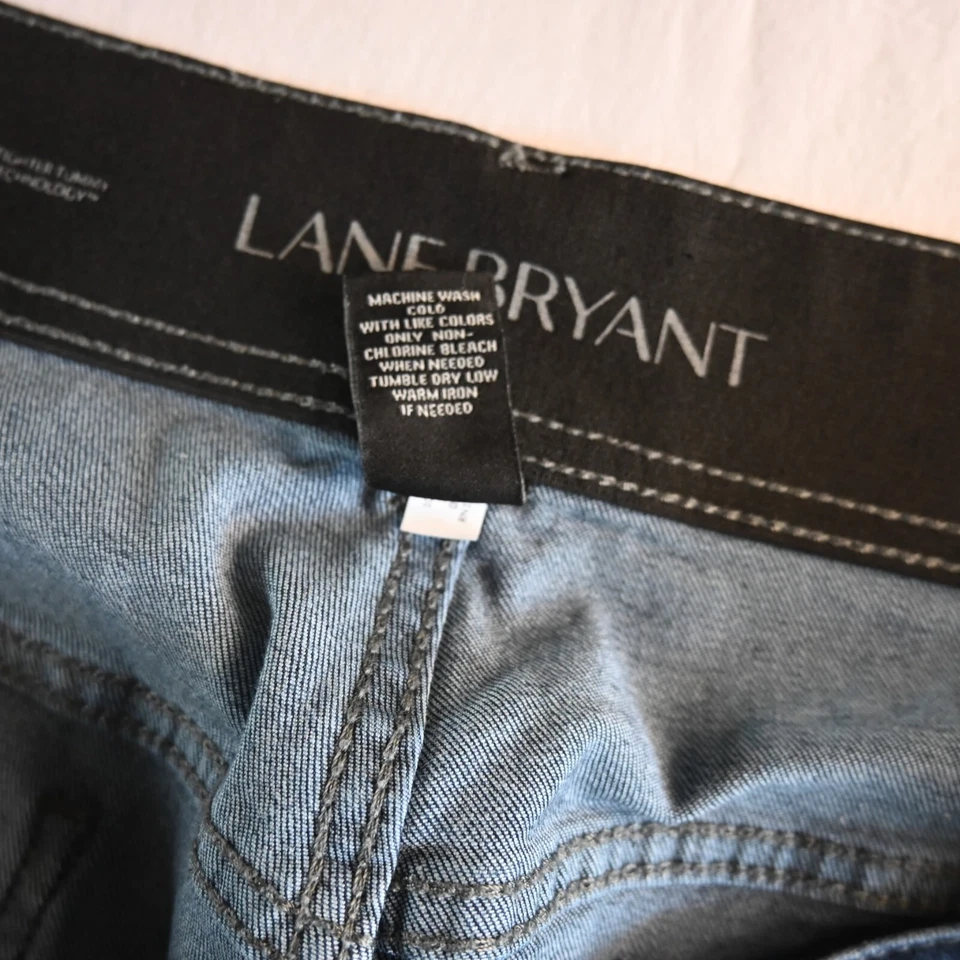 Bermudas de mezclilla elásticas oscuras Lane Bryant 28 Tighter Tummy Technology para mujer Foto 4 de 4