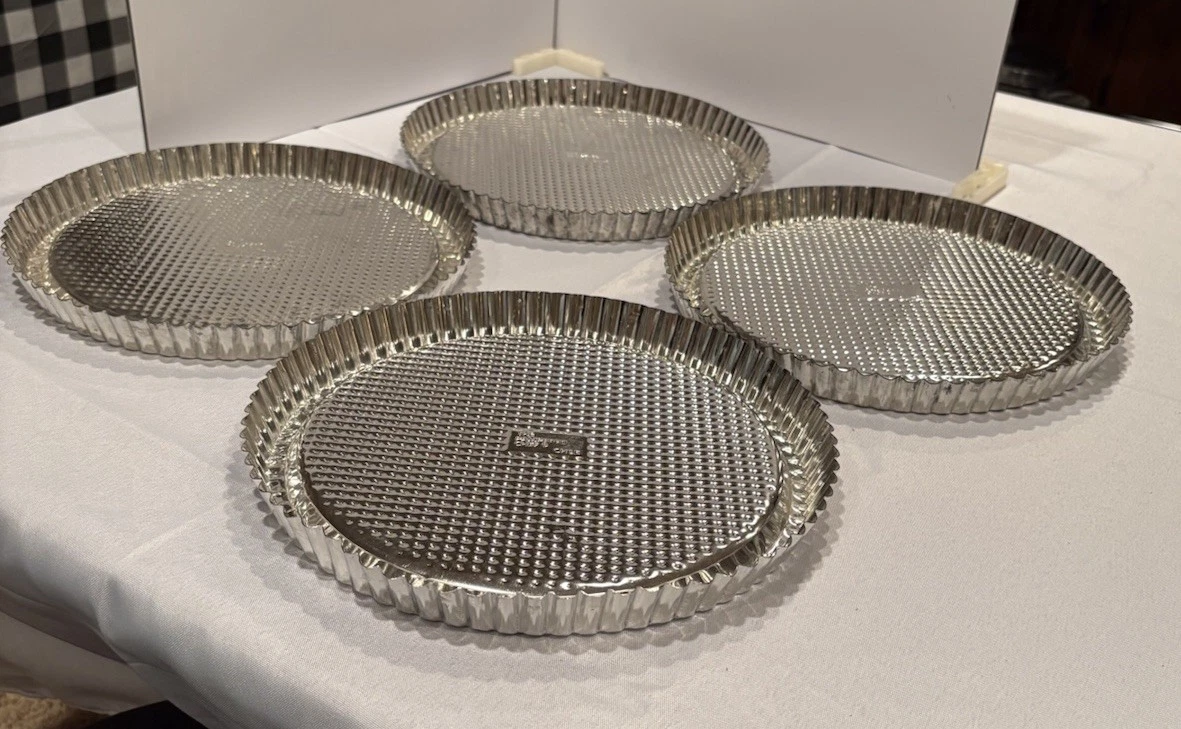 The Pampered Chef Flat Flan Pan Set Four 10" inch Tin Steel Tinned Pie Plates
