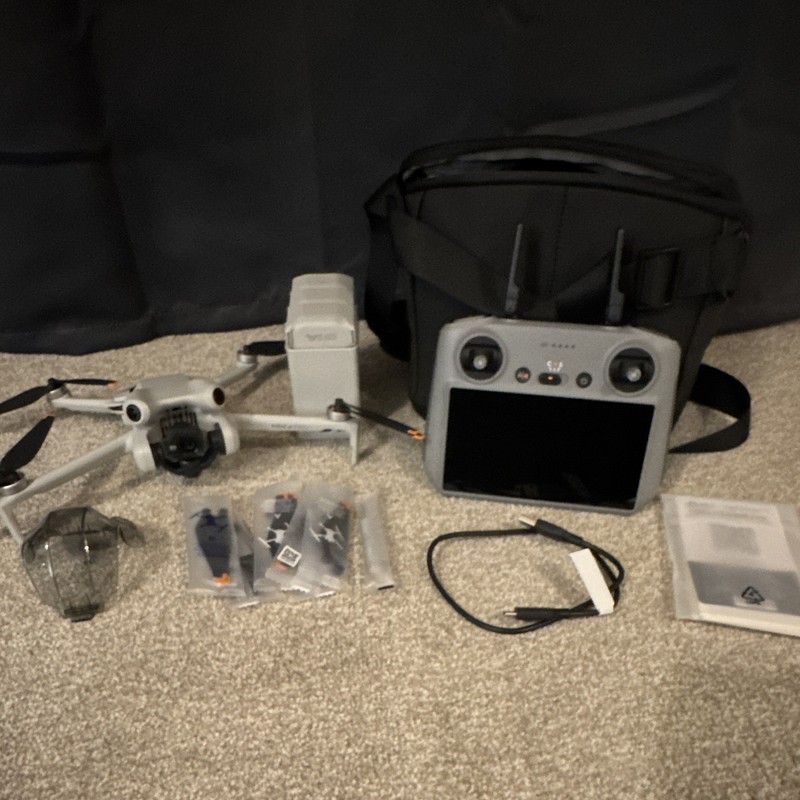 DJI Mini 4 Pro Ready to Fly Drone with DJI RC (Screen), 3 Batteries, Hub