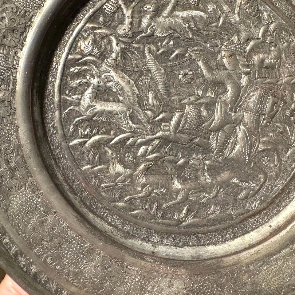"Antigua placa de pared persa grabada a mano de cobre escena de caza 8"" firmada" Foto 4 de 4