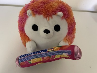 Snackles Igel in Rot-Orange mit Mentos Fruit, Serie 2 - Kuscheltier (35 cm)