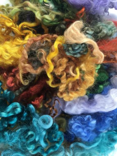 Cerraduras de lana rizada - teñidas a mano.  Bolsa de 30 gm de colores mixtos - Imagen 1 de 4