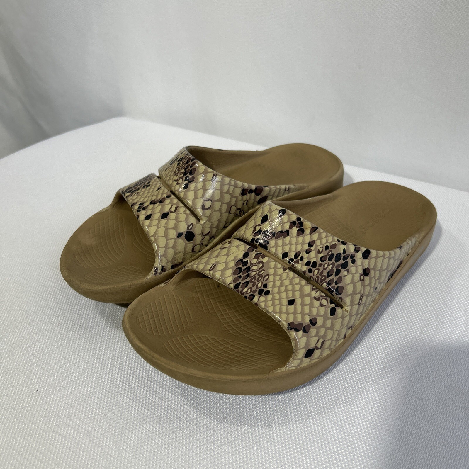OOFOS Womens sz 6  OOahh Luxe Animal Print Leopard Brown Beige Sandals EU 37