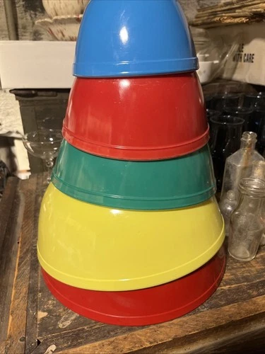 Pyrex Nesting Bowls In Excellent Condition with A Bonus Large Red Bowl Vintage