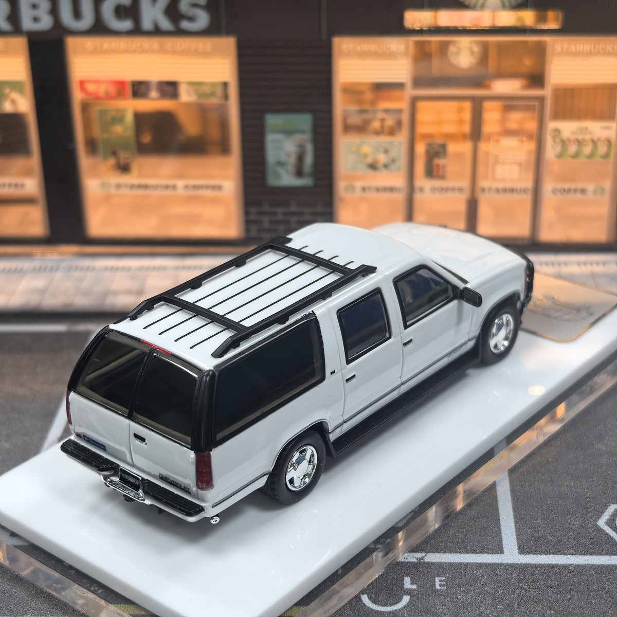 Bliss 1:64 HEC White GMC Suburban GMT400 SUV Sports Model Diecast