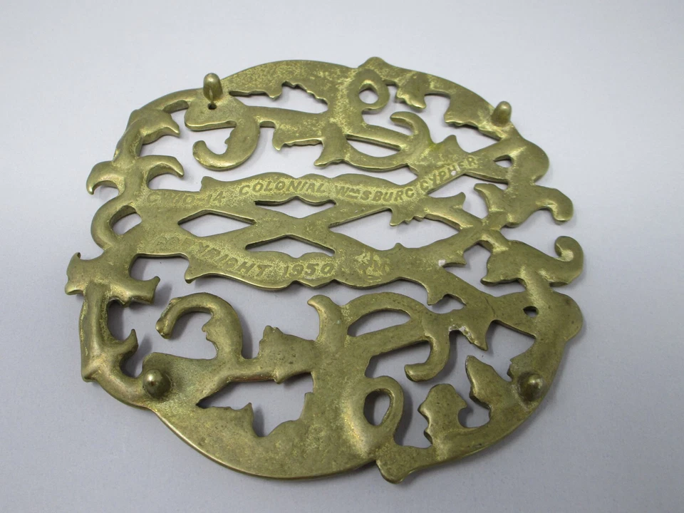 Remache vintage 1950 6" con patas de latón marcado CW10-14 Colonial Williamsburg Cypher Foto 3 de 4