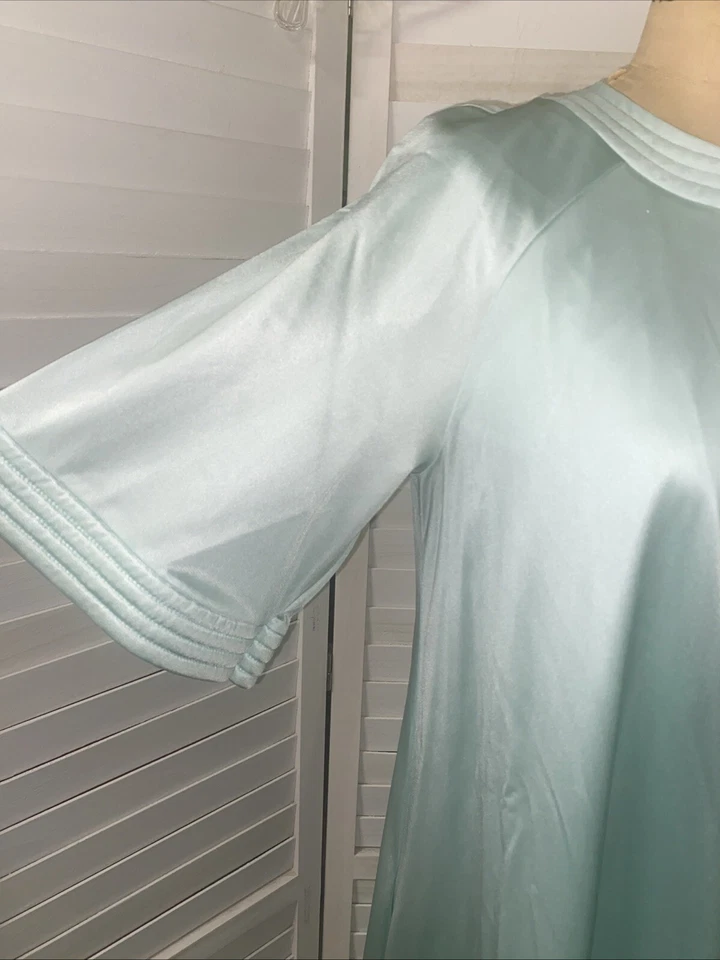 Vintage 2 Piece Vanity Fair Nightgown Peignoir Robe Set Nylon Mint Green Small - Image 3 of 4