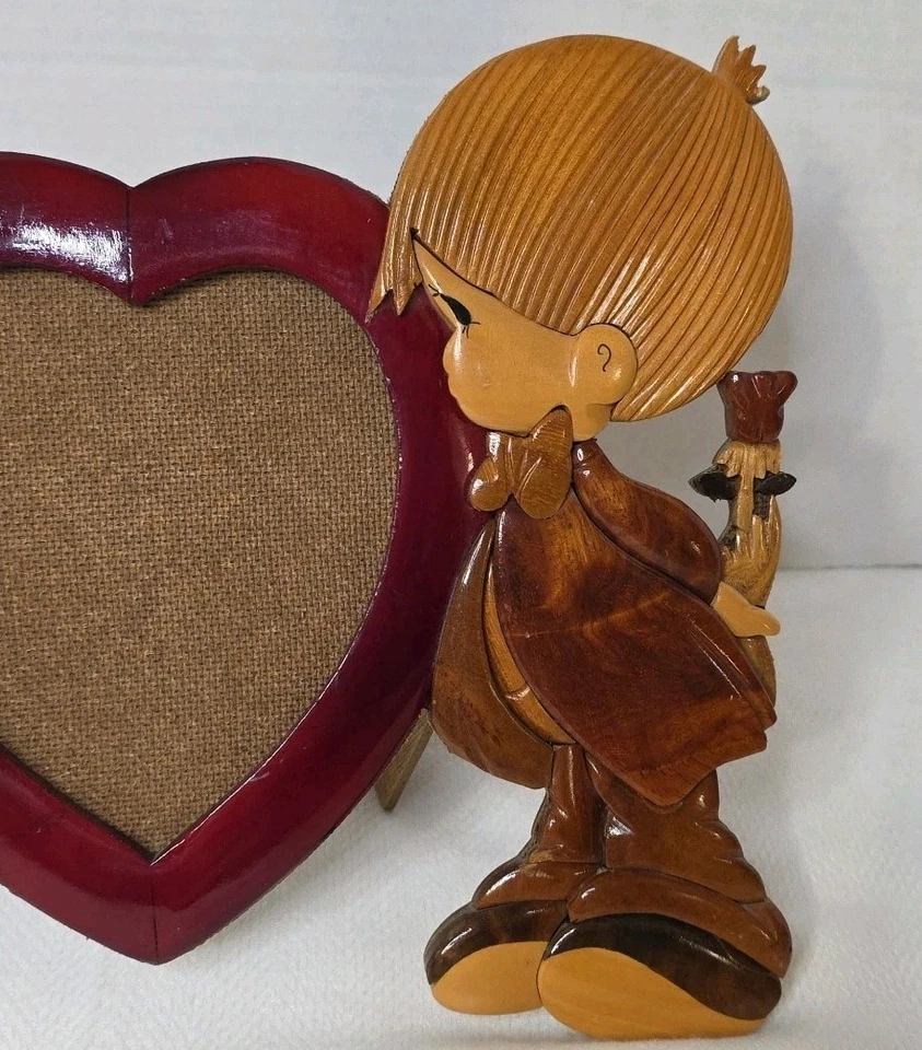 Marco de fotos tallado en madera de intarsia de colección niño niña corazón 12x9 raro usado en excelente estado Foto 3 de 4