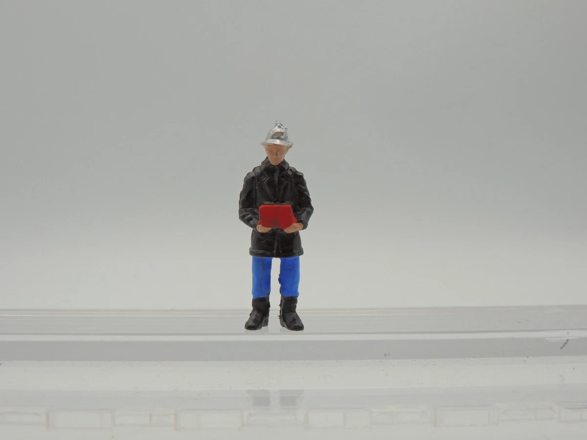 Les deux figurines de pompiers français en miniatures métal au 1/43e