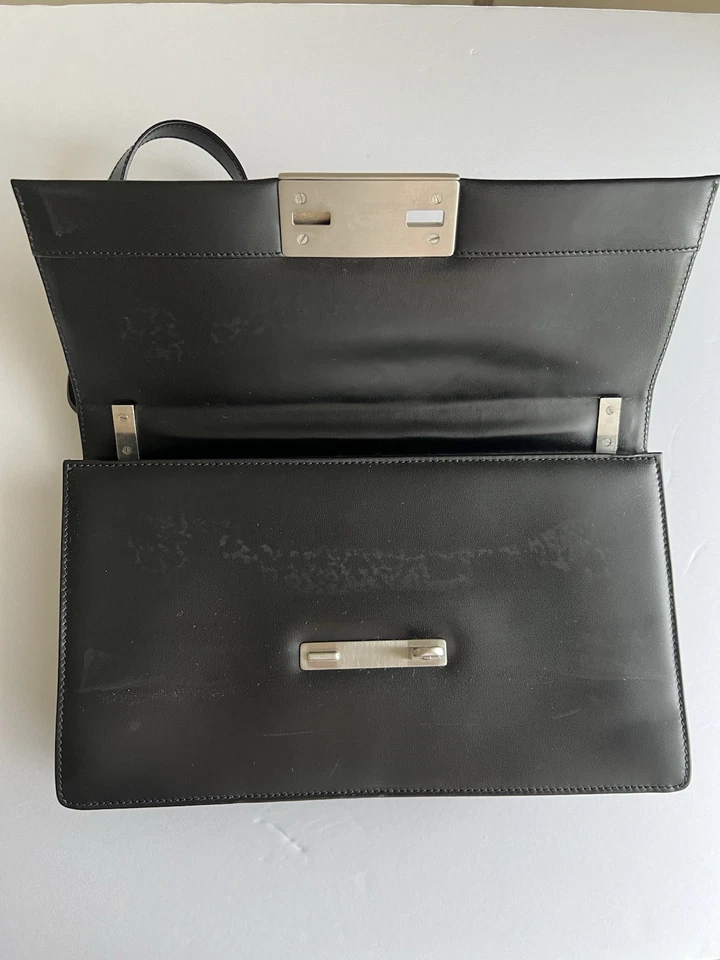 Bolso de hombro Salvatore Ferragamo de cuero negro con cierre de metal Foto 3 de 4