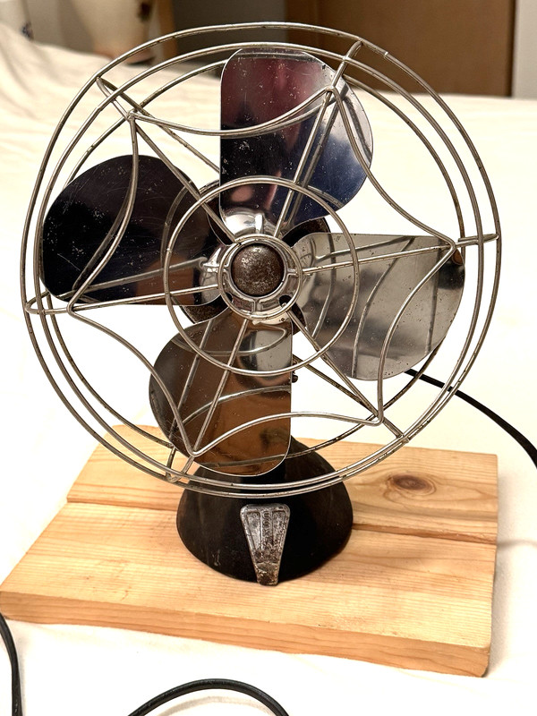 Vintage 1950s Eskimo 1100R Electric 8" Desktop  Fan by Bersted Mfg. Co. *Works*