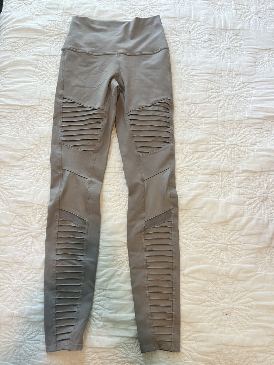 【新品未使用タグ付き‼️】alo yoga ネイビー　XSサイズ Alo Yoga（アロヨガ）の「ALO SEAMLESS CABLE KNIT HIGH-WAIST