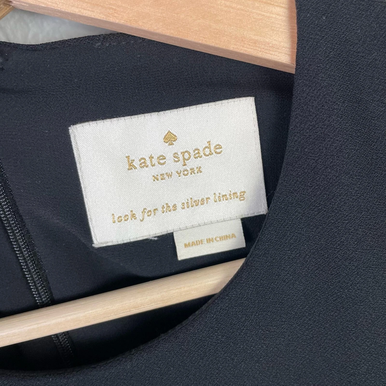 Abito Kate Spade aderente e svasato nero con paillettes e maniche