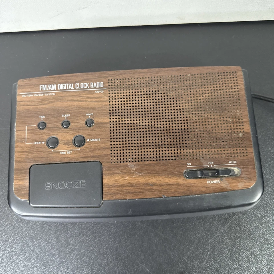 VTG Emerson FM/AM Digital Clock Radio AK2720 WoodGrain Missing Batt Cover Tested - Image 2 of 4