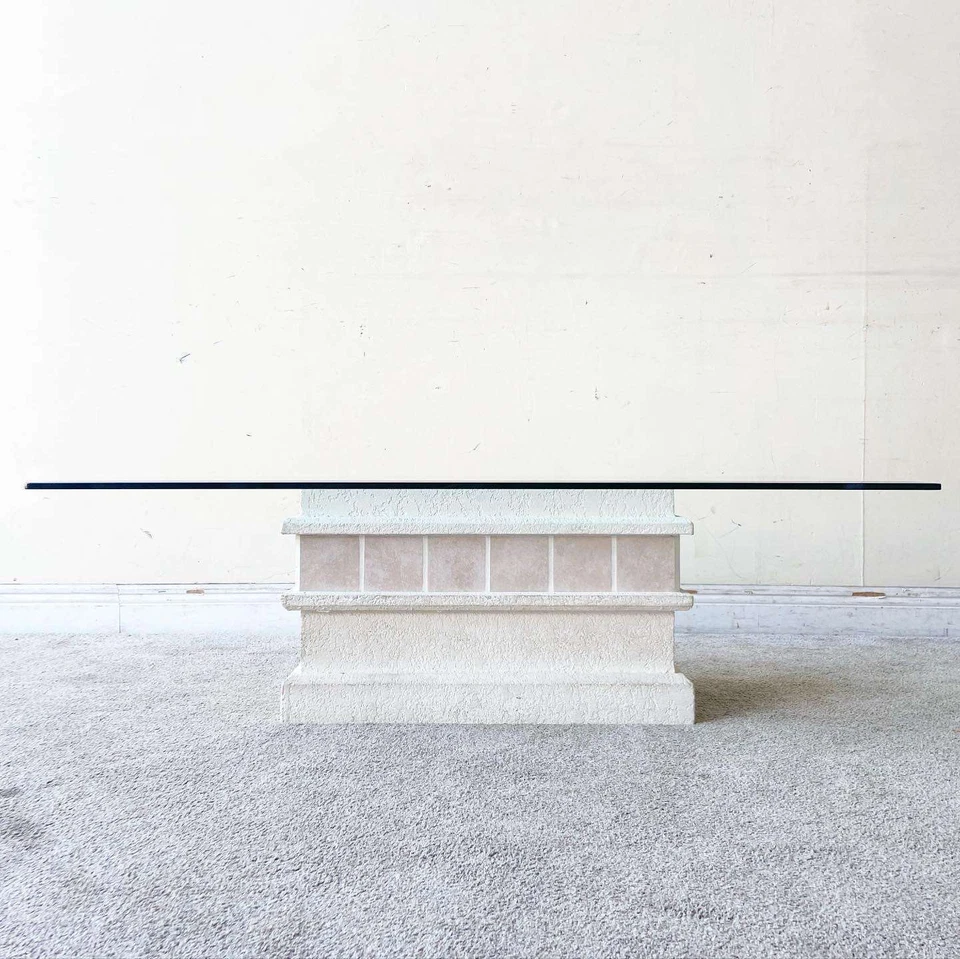 Mesa de centro posmoderna con tapa de cerámica rosa y vidrio de estuco Foto 2 de 4