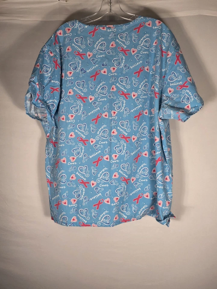Blusa Médica Medgear 3XL Azul Cinta de Concienciación sobre el Cáncer de Mama Estampado de Corazones Enfermería Foto 2 de 3
