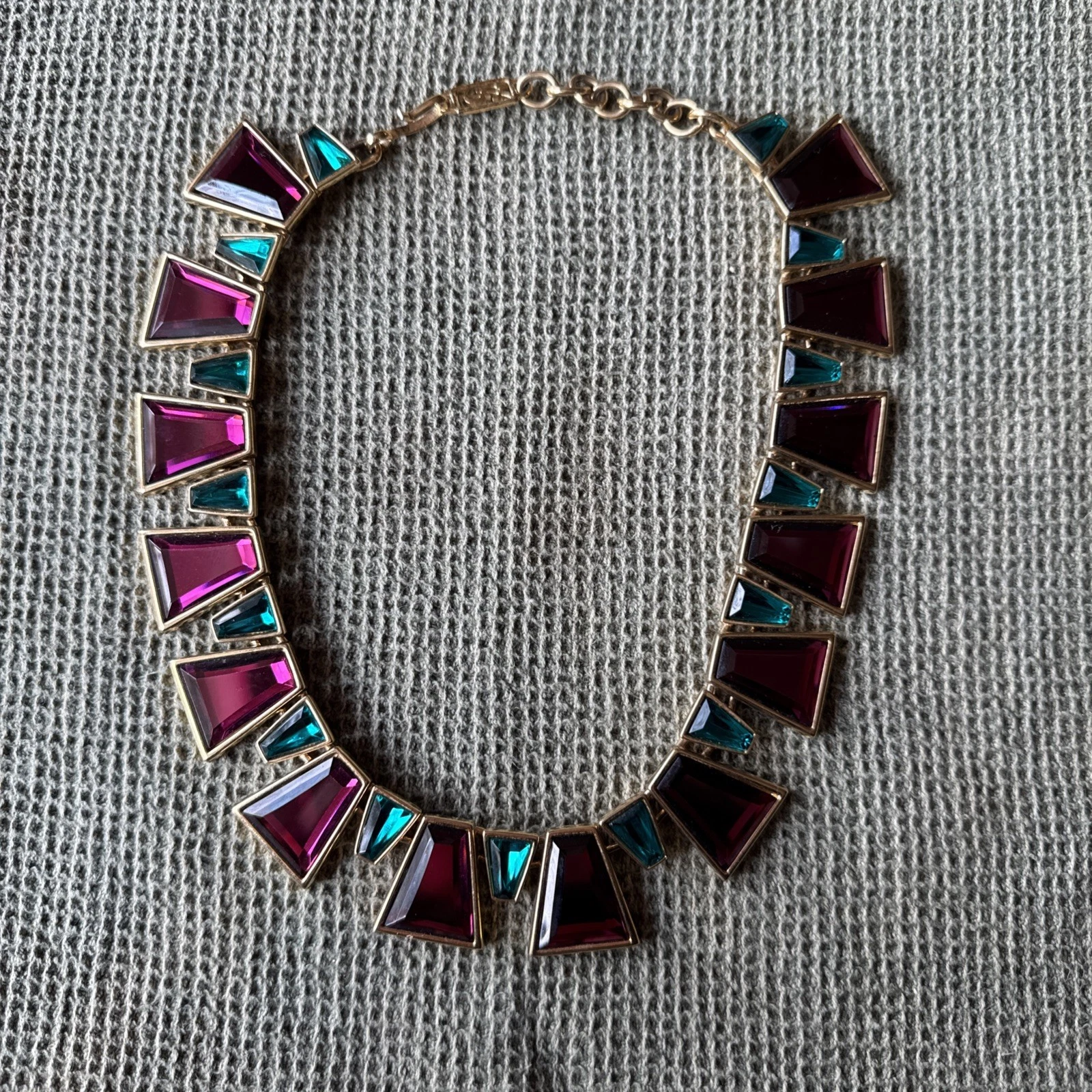 SAINT LAURENT (YSL) Collana reversibile YSL 24K lampone pavone trapezio swarovski egiziano 18"