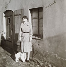 Junge Frau Gerdie steht schüchtern mit Katze...