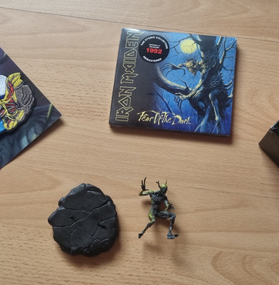 Iron Maiden Eddie Aufnäher/Patch bestickt   Blau/Schwarz/Gelb/Rot/Weiß