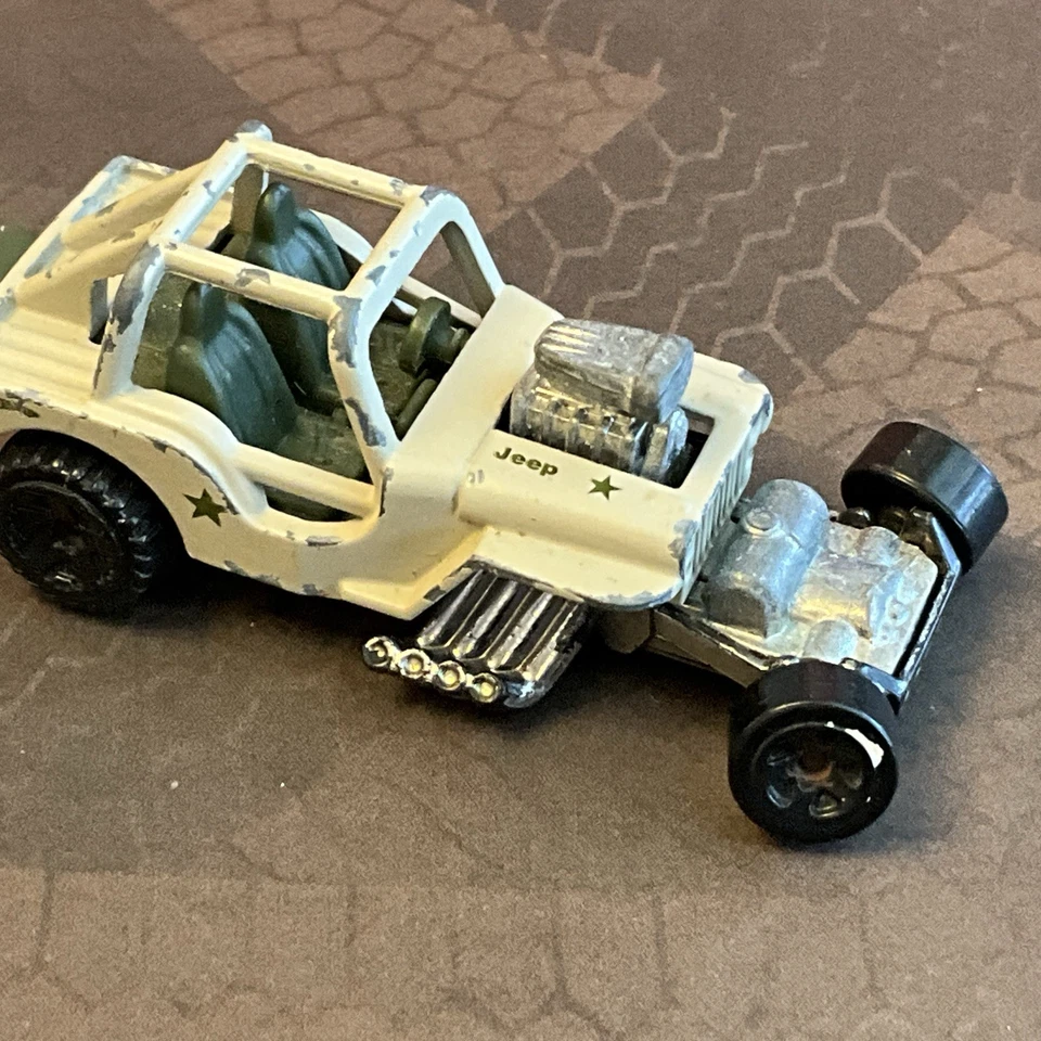 Jeep CJ-2A Diecast 1:64 Hot Wheels 2009 coche arena militar como está muy jugado Foto 4 de 4