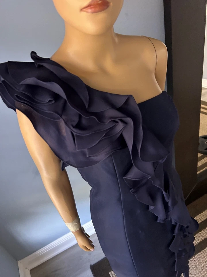 ** Vestido MELINDA ENG Un Hombro Volantes Azul Marino Satinado Línea A Rodilla Talla 4 ** Foto 4 de 4