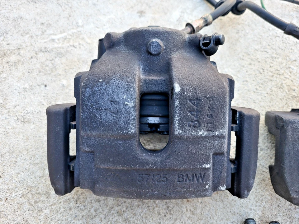 01-06 BMW E46 330i 330Ci Front Left & Right Brake Calipers 57/25 OEM 86k Miles - Image 2 of 4