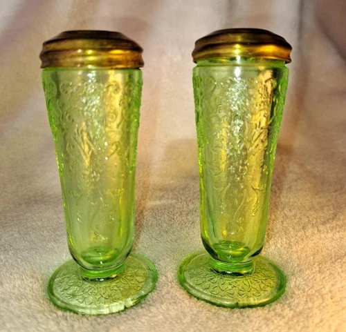 Antique/vintage green Depression glass Florentine pattern salt & pepper shakers