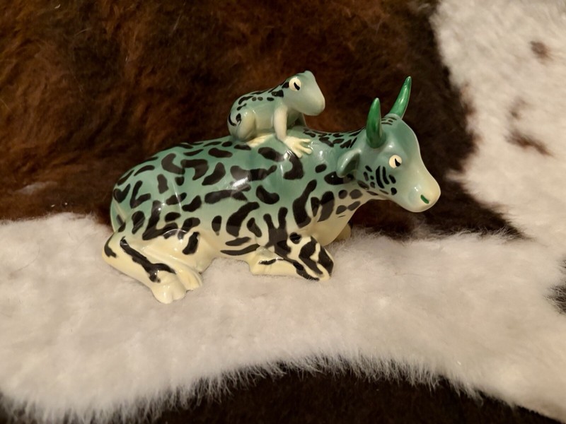 2002 Cow Parade Item #9207 “Mother Frog” No Tag, No Box. Adorable Cow Frog