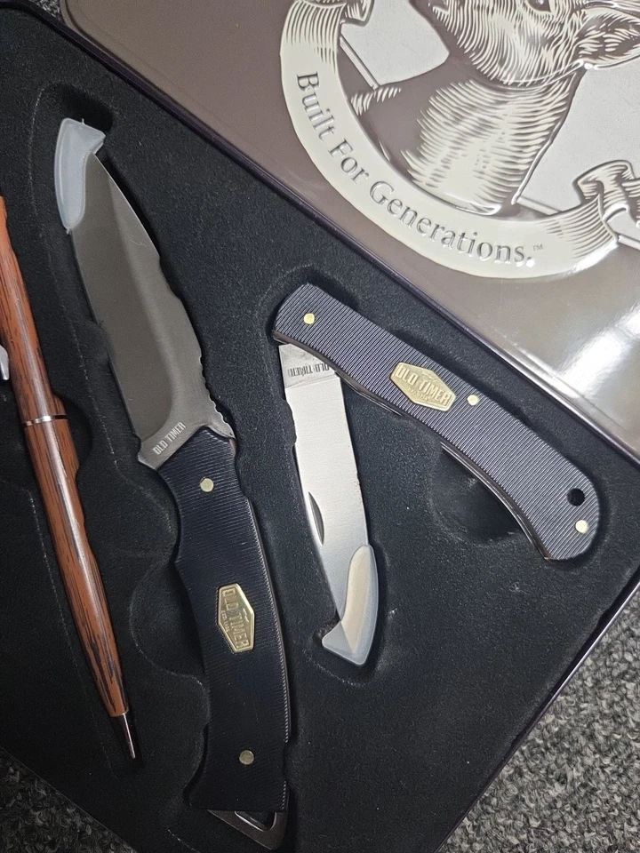 Old Timer Limited Edition Gift Set Pocketknives, money clip, pen, collector tin. - Image 3 of 4