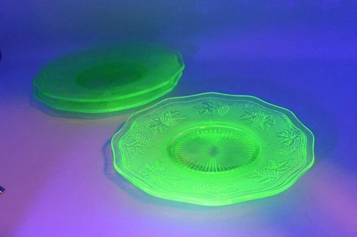 VTG Depression Uranium Green Glass 8.5" Plate Westmoreland Woolworth Grape GLOWS