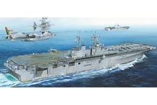 HobbyBoss 83405 US Amphibious Assault Ship Boxer 1/700 Scale Plastic Model Kit