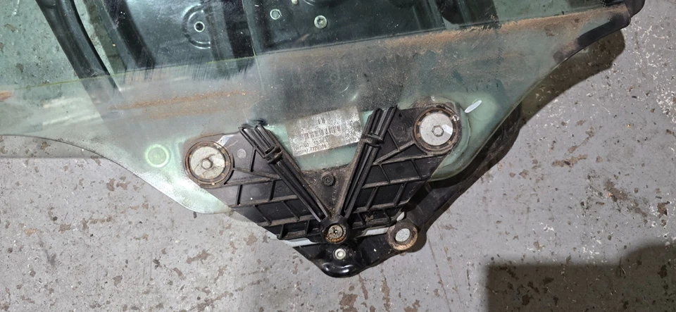 BMW 3 E92 E93 320i 320D LCI 2010-2013 REAR RIGHT WINDOW GLASS WITH MOTOR 7198048 - Image 2 of 4